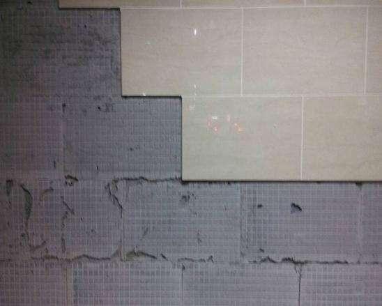 瓷砖变形的原因(瓷砖变形的原因和原材料有关系吗)